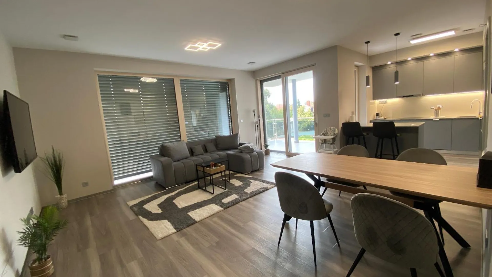 Modern Living In Budapest의 연락처